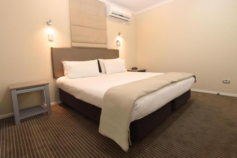 Auckland Airport Lodge Room photo